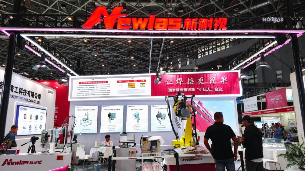 Newlaz Showcases a Variety of Exhibits at China International Industry Fair