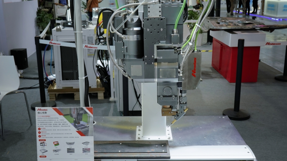 Newlaz Showcases a Variety of Exhibits at China International Industry Fair