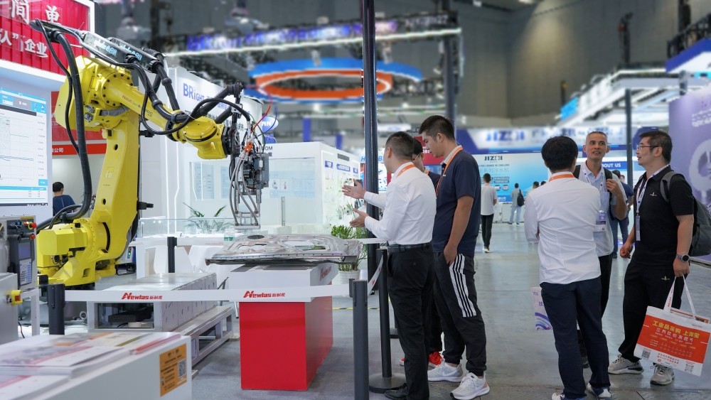 Newlaz Showcases a Variety of Exhibits at China International Industry Fair
