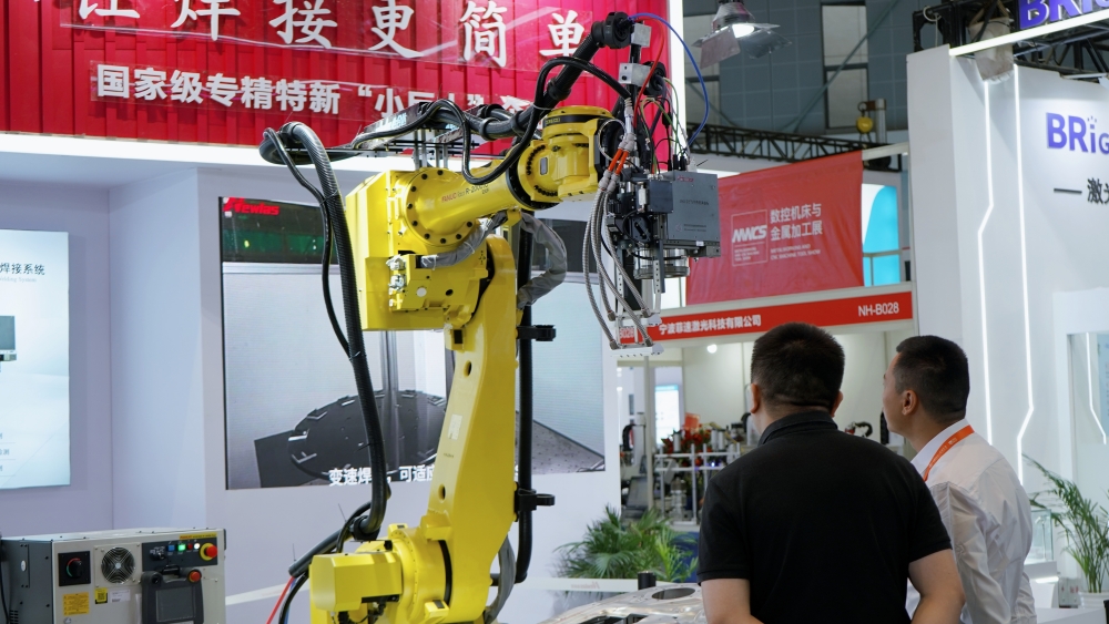 Newlaz Showcases a Variety of Exhibits at China International Industry Fair