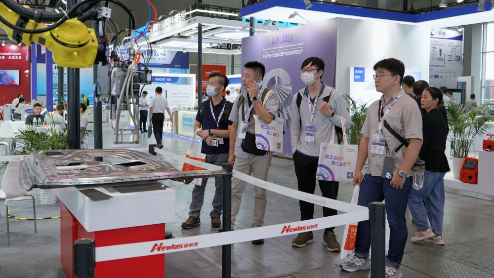 Newlaz Showcases a Variety of Exhibits at China International Industry Fair